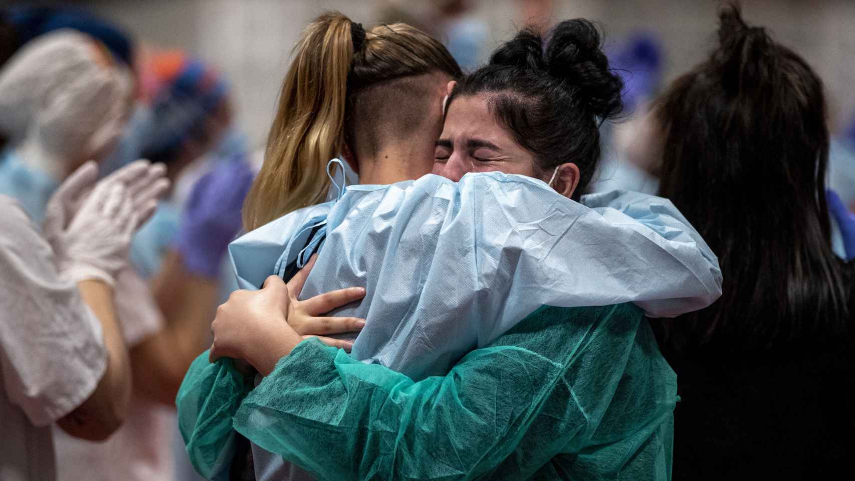 Dos sanitarias se abrazan tras el cierre del hospital de Ifema en Madrid.