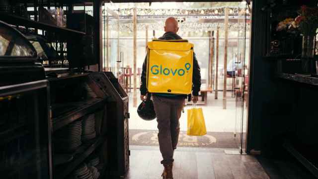 Un repartidor de Glovo saliendo de un establecimiento.