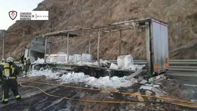 Bomberos apagan el camión incendiado en Rincón de la Victoria (Málaga).