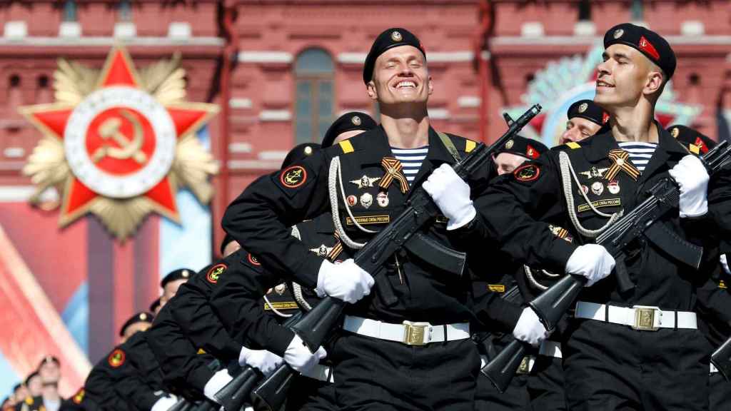 Desfile de militares rusos.