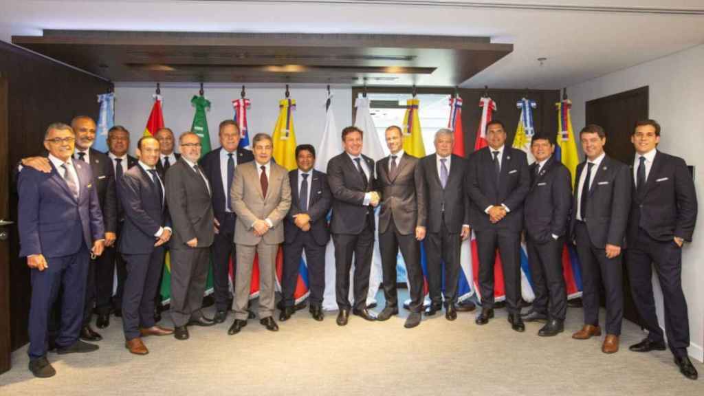 Los directivos de la CONMEBOL y la UEFA, tras la reunión.