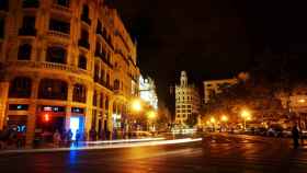 La plaza del Ayuntamiento de Valencia, centro neurálgico de la ciudad, iluminada por la noche.