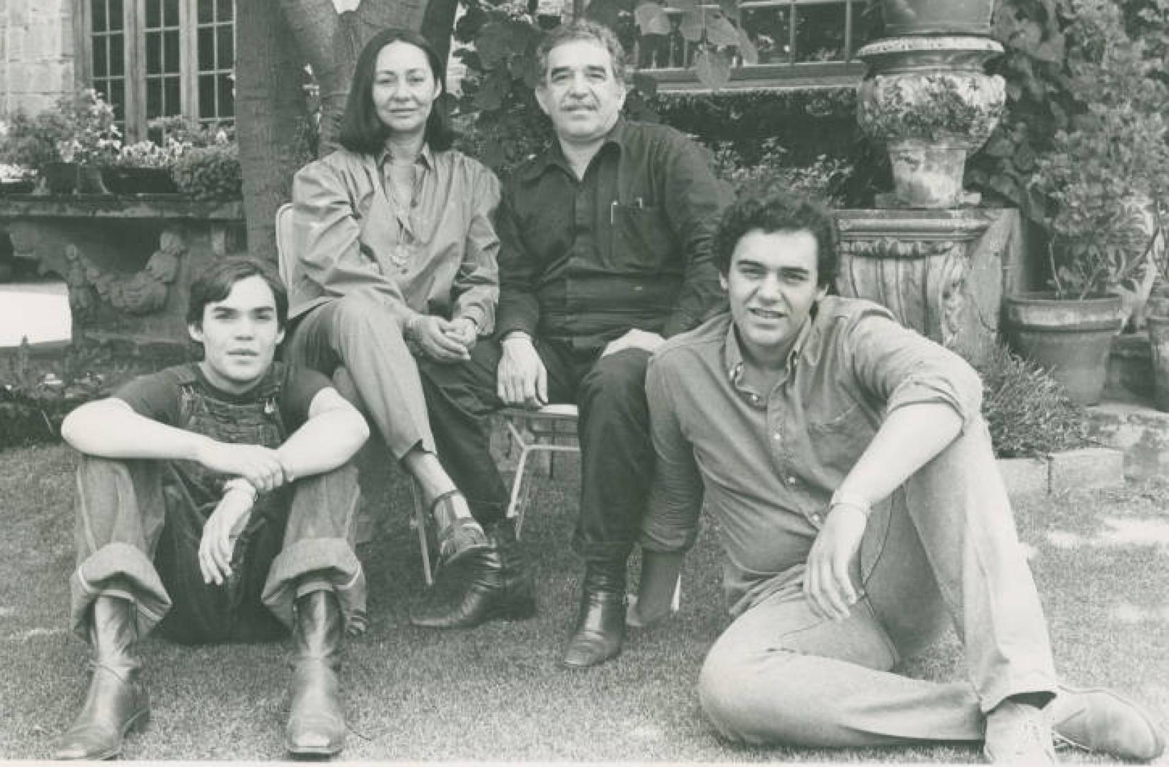 Gabriel García Márquez, Mercedes Barcha y sus hijos Rodrigo (el mayor) y Gonzalo, en 1980.