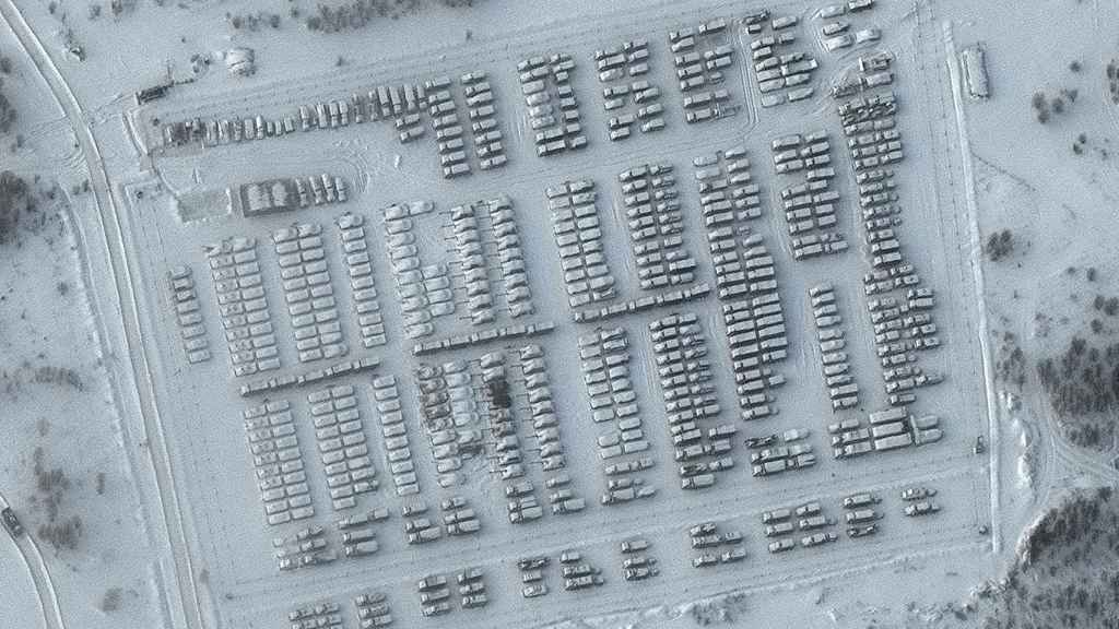Imagen satélite que muestra decenas de vehículos militares en Yelnya, Rusia, este miércoles.