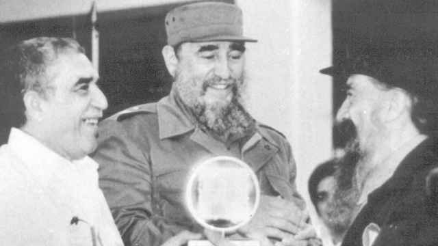 Gabriel García Márquez y Fidel Castro, en la Escuela Internacional de Cine y Televisión de Cuba.