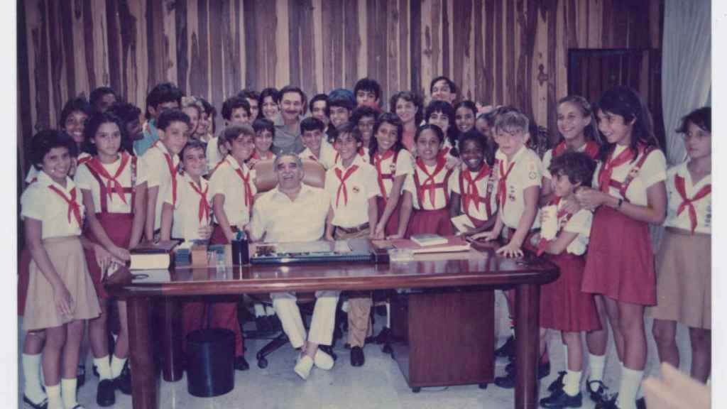 Gabriel García Márquez, rodeado de estudiantes en un acto cultural en Cuba.