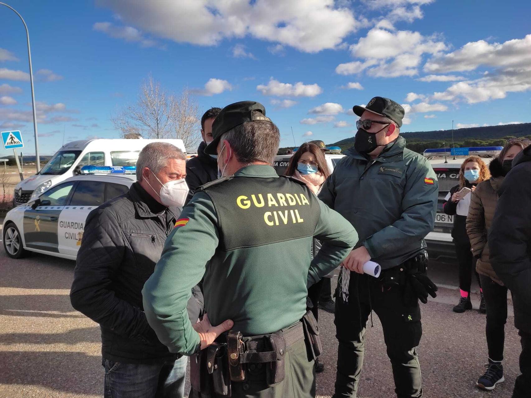 Miguel, padre de Esther, charlando con la Guardia Civil