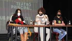La Concejala de Cultura, Mª Eugenia Cabezas, junto con el director del Teatro, Chema Esbec, y la creadora cultural y promotora, Rosa Encinas