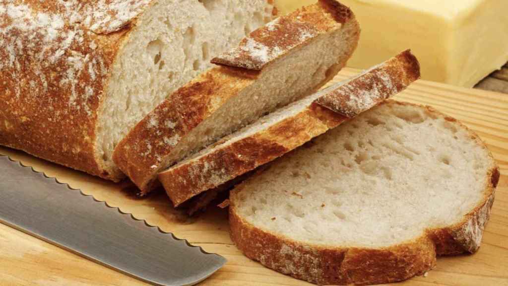 Una barra de pan blanco cortada en rebanadas.