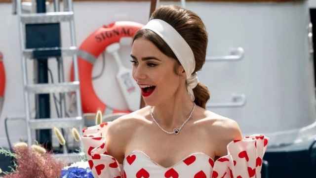 La actriz de la serie 'Emily in Paris' luciendo el pañuelo envolviendo su cabello.