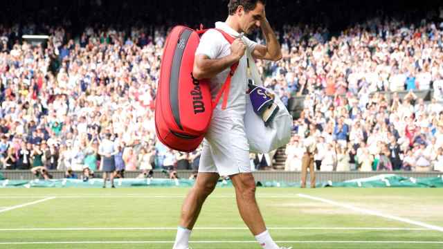 Roger Federer marchándose de la pista de Wimbledon