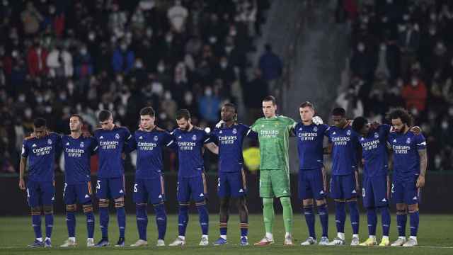 Los jugadores del Real Madrid durante el minuto de silencio en honor de Paco Gento