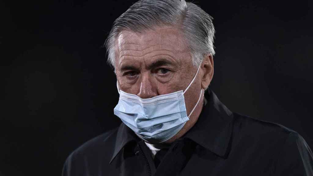Carlo Ancelotti, con mascarilla, en el banquillo del Real Madrid