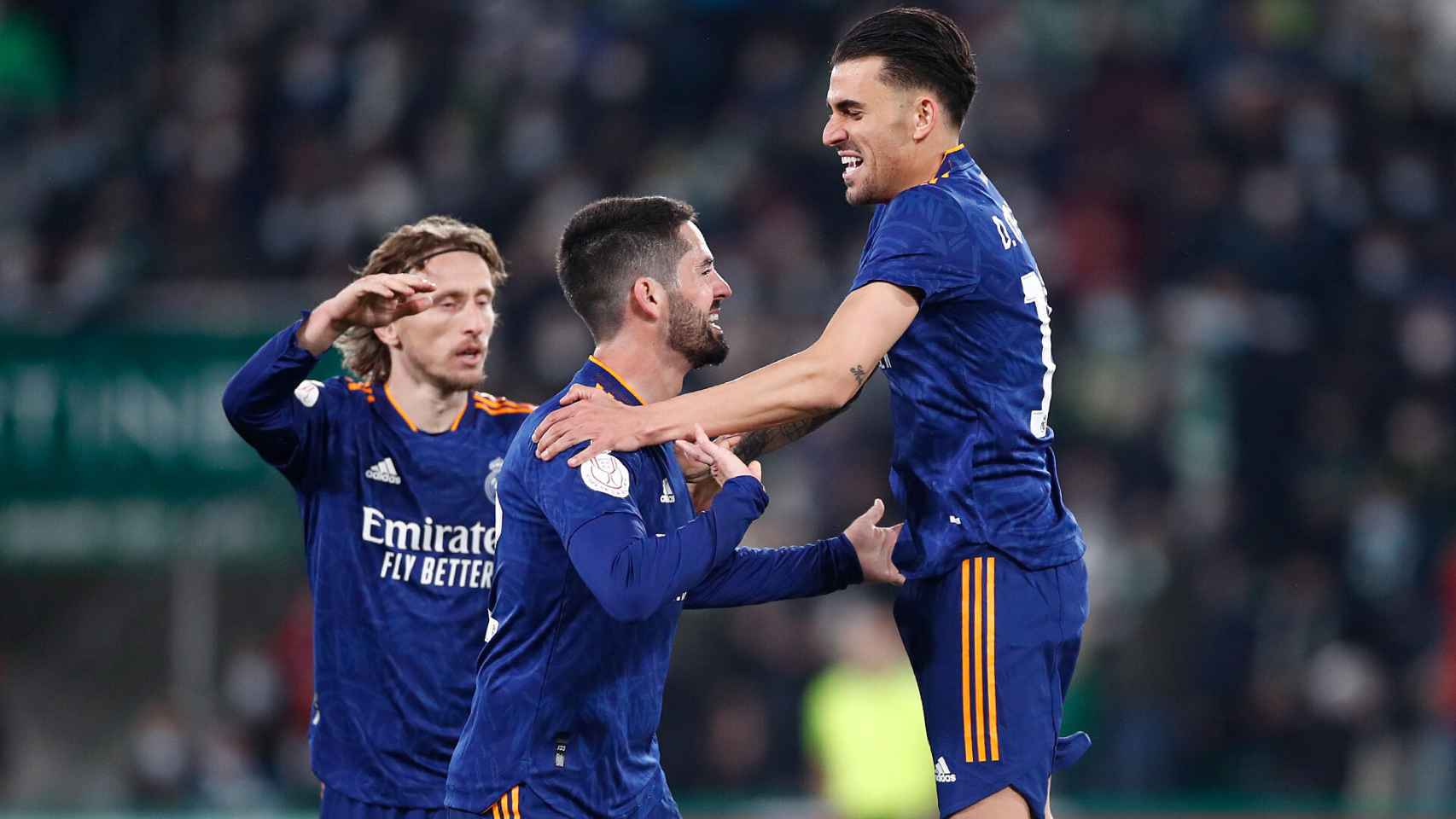 Luka Modric y Dani Ceballos felicitan a Isco Alarcón por su gol al Elche