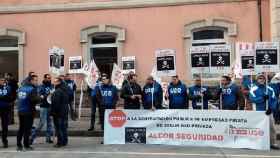 Una protesta del sindicato USO frente a los Juzgados de Monforte de Lemos.
