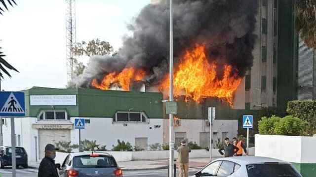 Arde el techo de una lavandería en la barriada de El Palo, en Málaga.