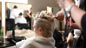 Una mujer en una peluquería