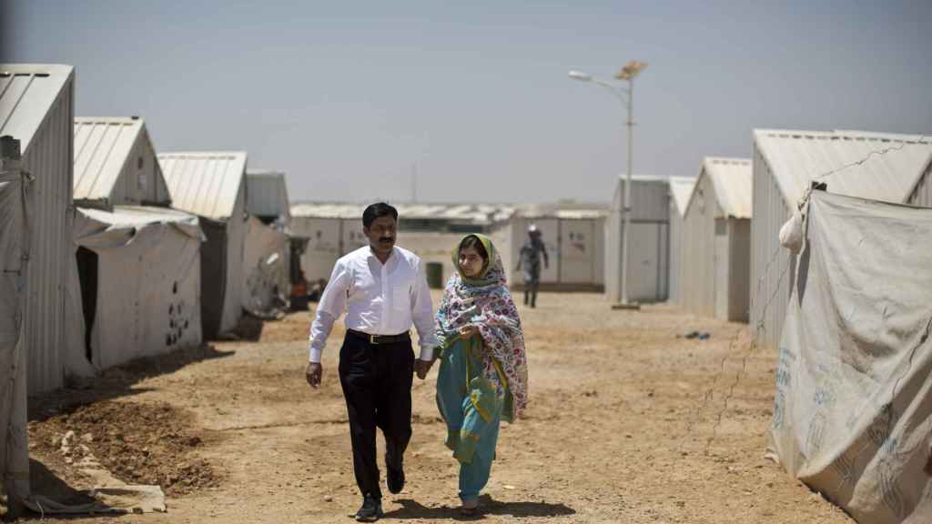 Malala junto a su padre, Ziauddin Yousafzai, durante una visita en 2015 al campo de refugiados de Azraq (Jordania).