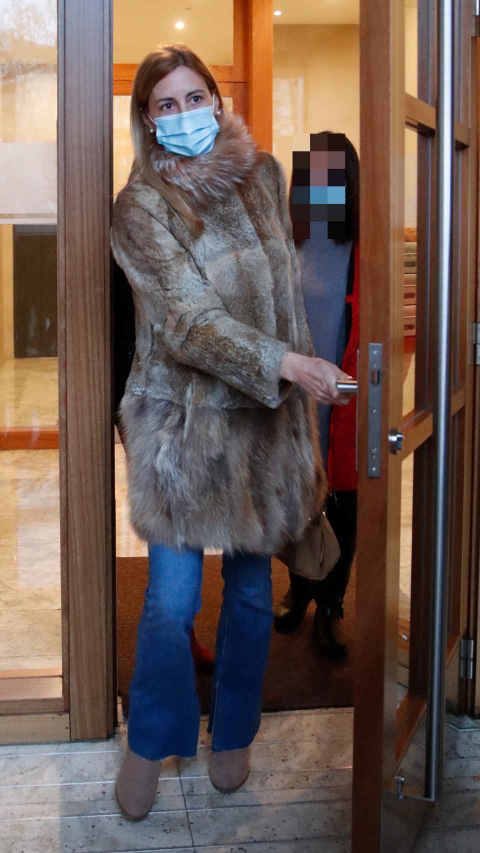 Ainhoa Armentia Acedo saliendo del despacho de abogados donde trabaja con Iñaki.
