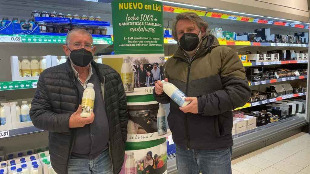 Antonio Casas (derecha) y José Antonio Bolívar (izquierda), gerente y presidente de Alba Ganaderos, muestran su nueva leche en un Lidl.