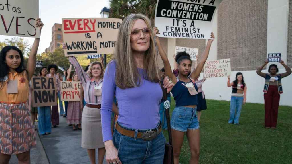Julianne Moore en el papel de Gloria Steinem en la película 'The Glorias'.