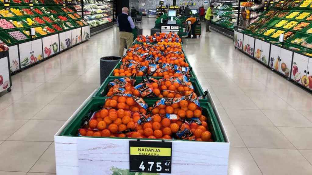 Naranjas en un supermercado.