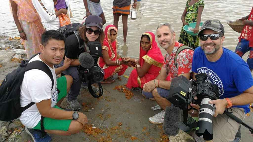 Ganesh Man Lama (producción), Dani Lora (director), Emilio Valdés y Paula Gutierrez (cámaras) en la India.