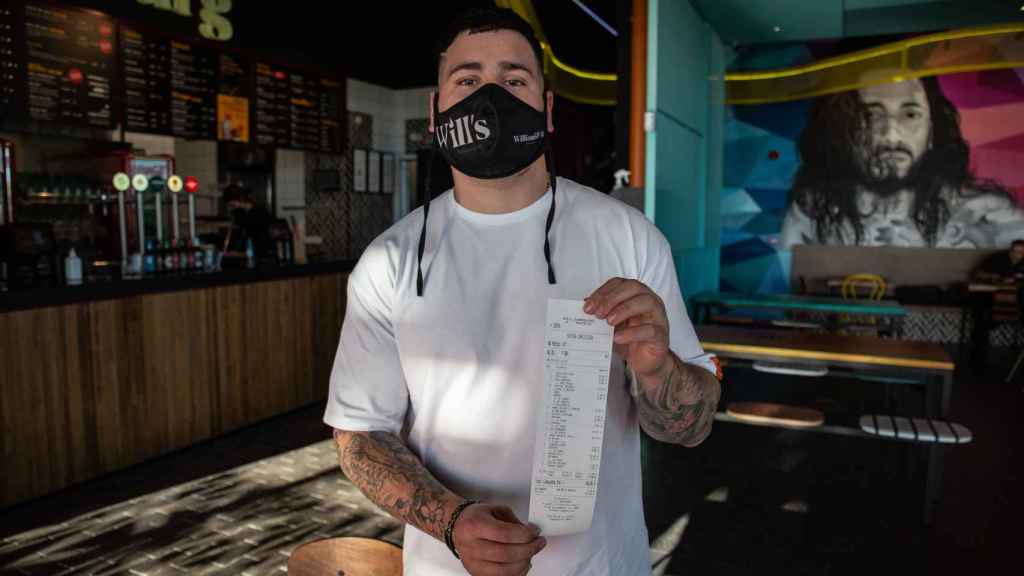 Jota, el dueño del restaurante, sujetando el ticket de la comida de Omar Montes