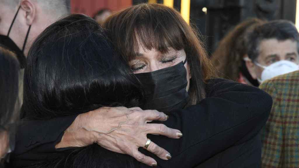 María Ángeles Grajal, la viuda, rota de dolor este viernes en Sevilla recibiendo el cariño de sus allegados.
