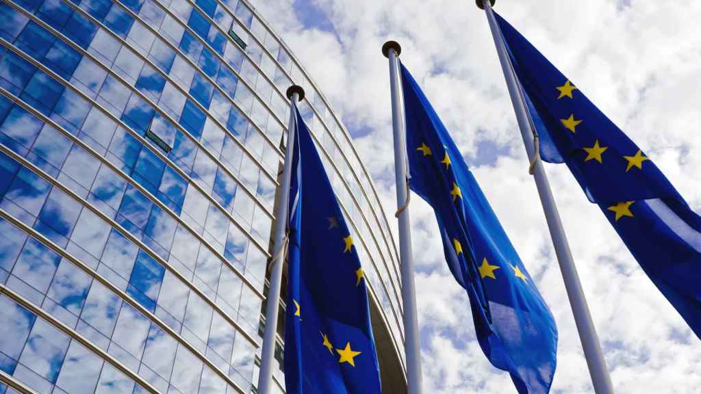 Imágenes de las banderas de la UE frente a la sede de la Comisión Europea