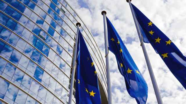 Imágenes de las banderas de la Unión Europea frente a la sede de la Comisión Europea