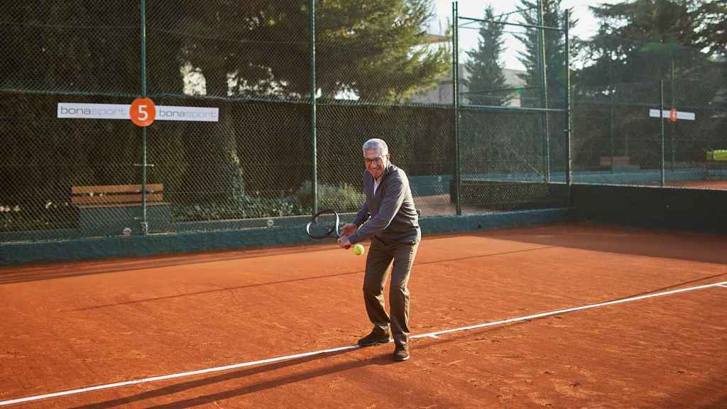Orantes sigue jugando al tenis todos los días en Barcelona.