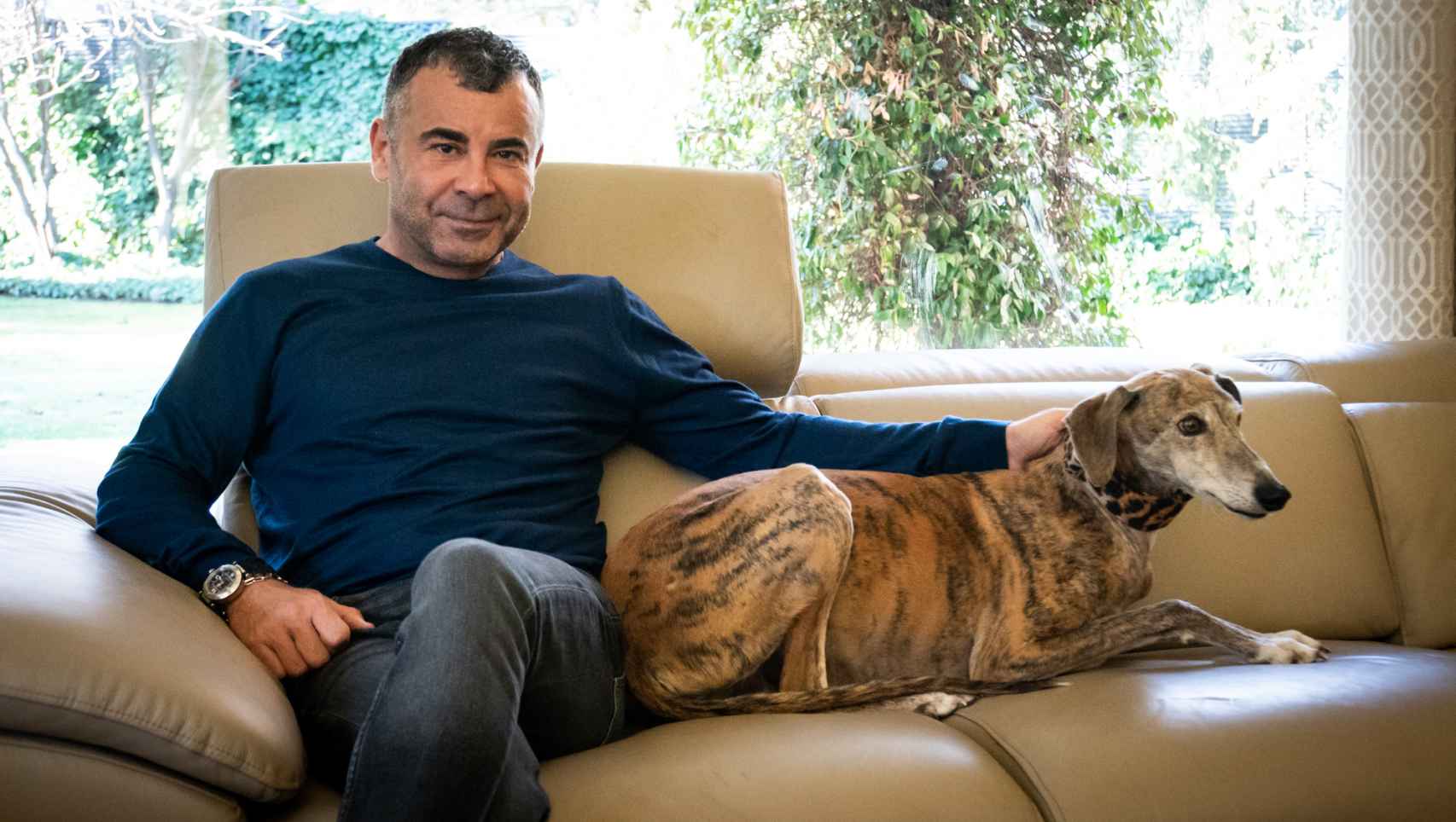 Jorge Javier Vázquez en su casa con su perro Bart.