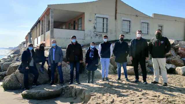 Visita de responsables del PP a las playa de Babilonia, en Guardamar.