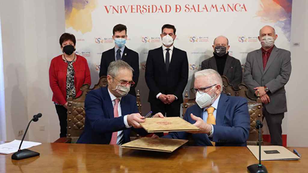 Firma del convenio entre la Universidad de Salamanca y la empresa Latem Aluminium