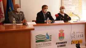 El ministro de Agricultura, Luis Planas; el presidente del Canal Toro-Zamora, Pedro Pablo Ballesteros y el alcalde de Coreses, José Luis Salgado