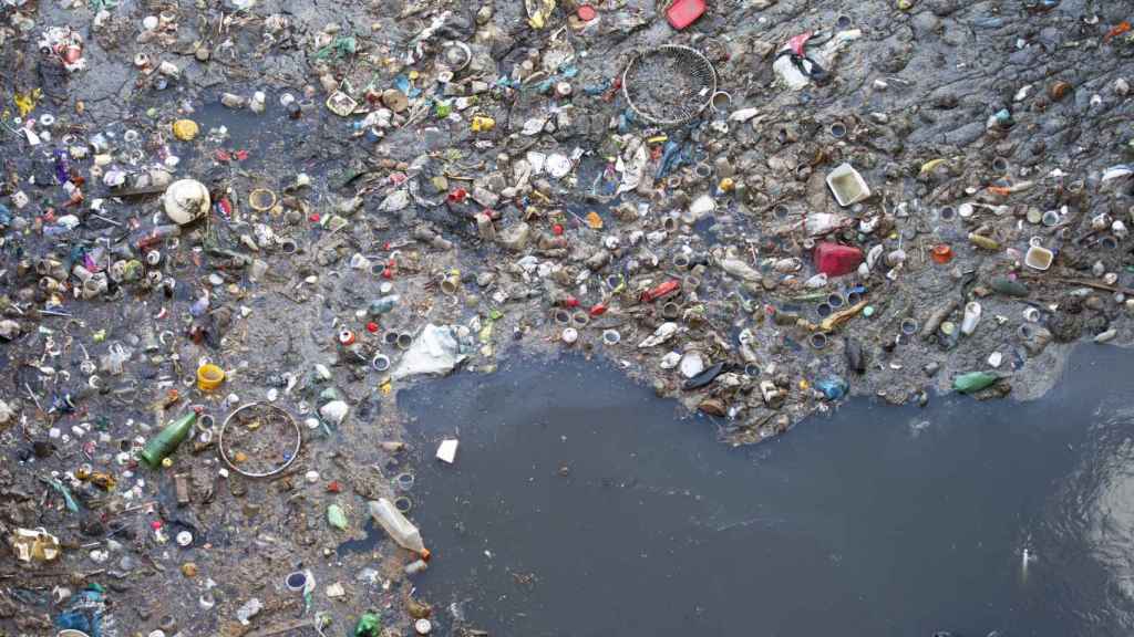 Contaminación del agua por plásticos.