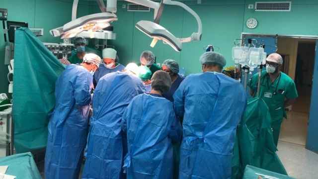 Un equipo médico lleva a cabo un trasplante en el hospital Puerta del Mar, en Cádiz.
