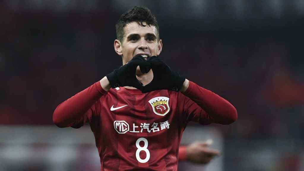 Oscar celebrando un gol con el Shangai Sport