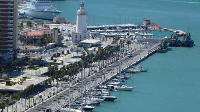 Vista del puerto de Málaga y de La Farola.