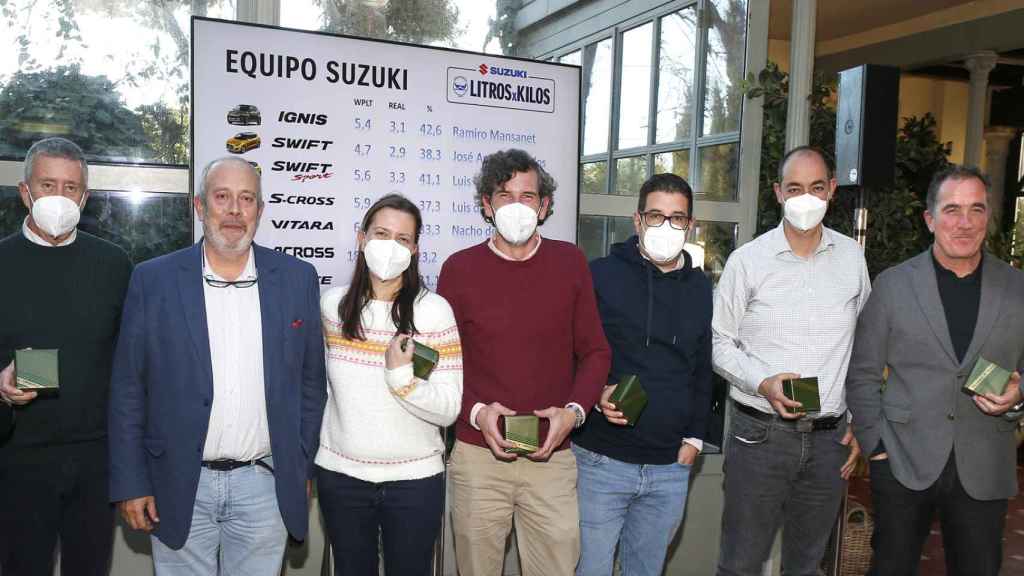 Foto de los ganadores con Juan López Frade, presidente de Suzuki Ibérica.