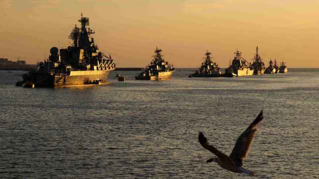 Varios buques militares desfilan en el mar Negro en 2020.