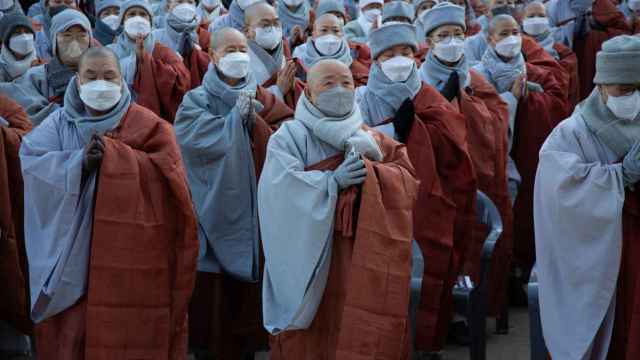 Miles de monjes se manifiestan en Seúl para exigir disculpas del Gobierno.