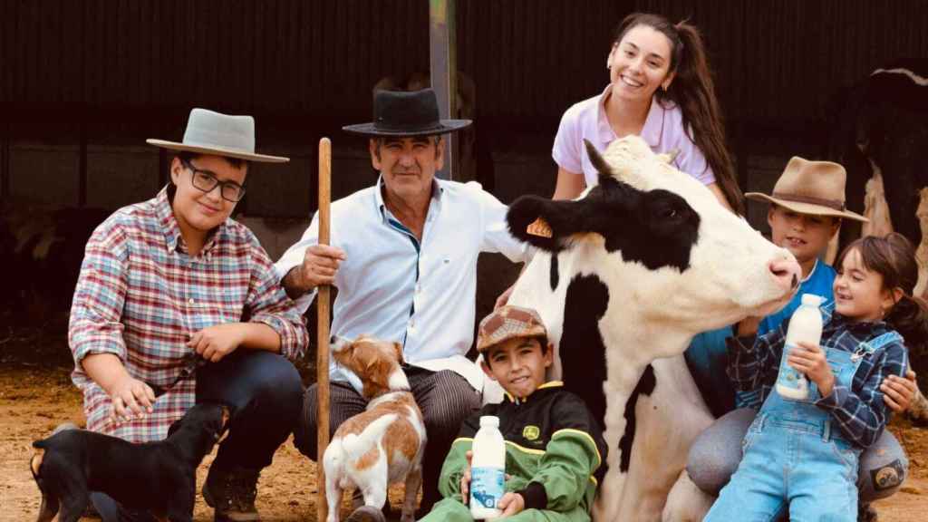 Francisco Pareja (2i), junto a su familia, lidera una de las 97 ganaderías familiares de la cooperativa Alba Ganaderos.