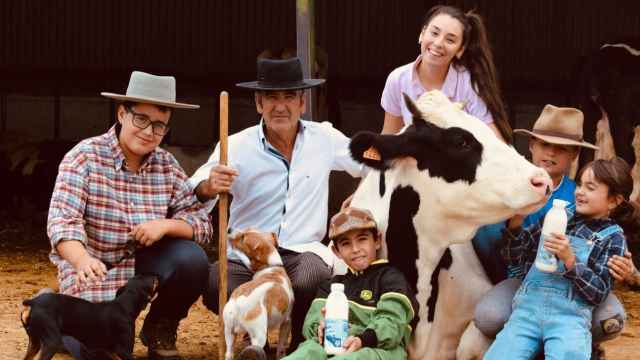 Francisco Pareja (2i), junto a su familia, lidera una de las 97 ganaderías familiares de la cooperativa Alba Ganaderos.