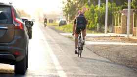 Un turismo y una bicicleta en paralelo
