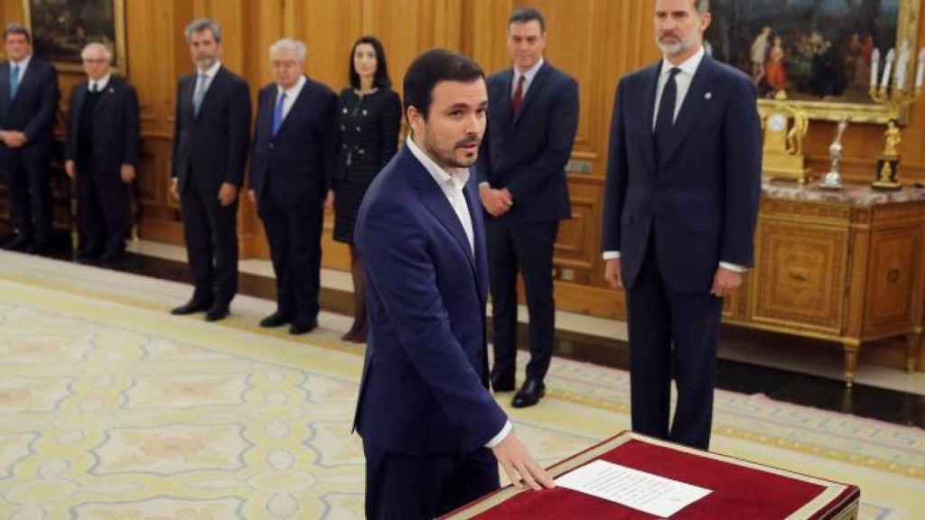 Alberto Garzón jura su cargo ante el Rey y el resto del Ejecutivo en enero de 2020.