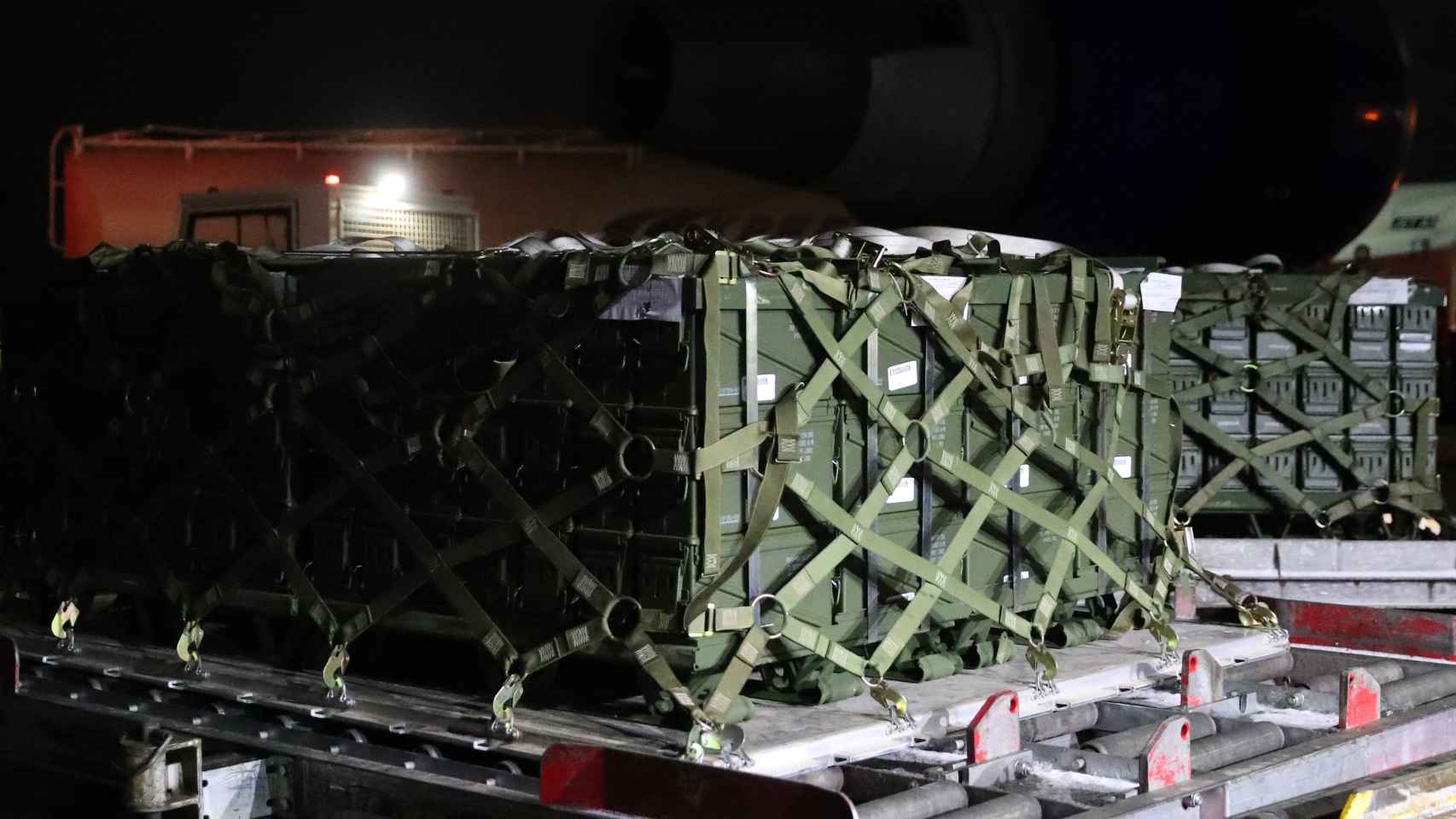 Parte del cargamento de armas que llegó a Kiev este sábado.
