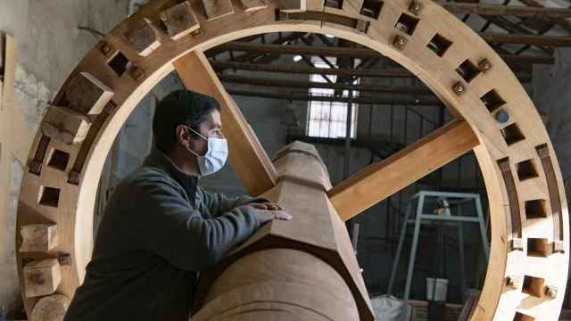El molinero Vicente Casero trabaja las nuevas piezas artesanales que volverán a dar vida al molino.