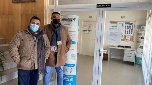 Dos representantes del PP a la entrada del consultorio médico de Yuncler (Toledo).